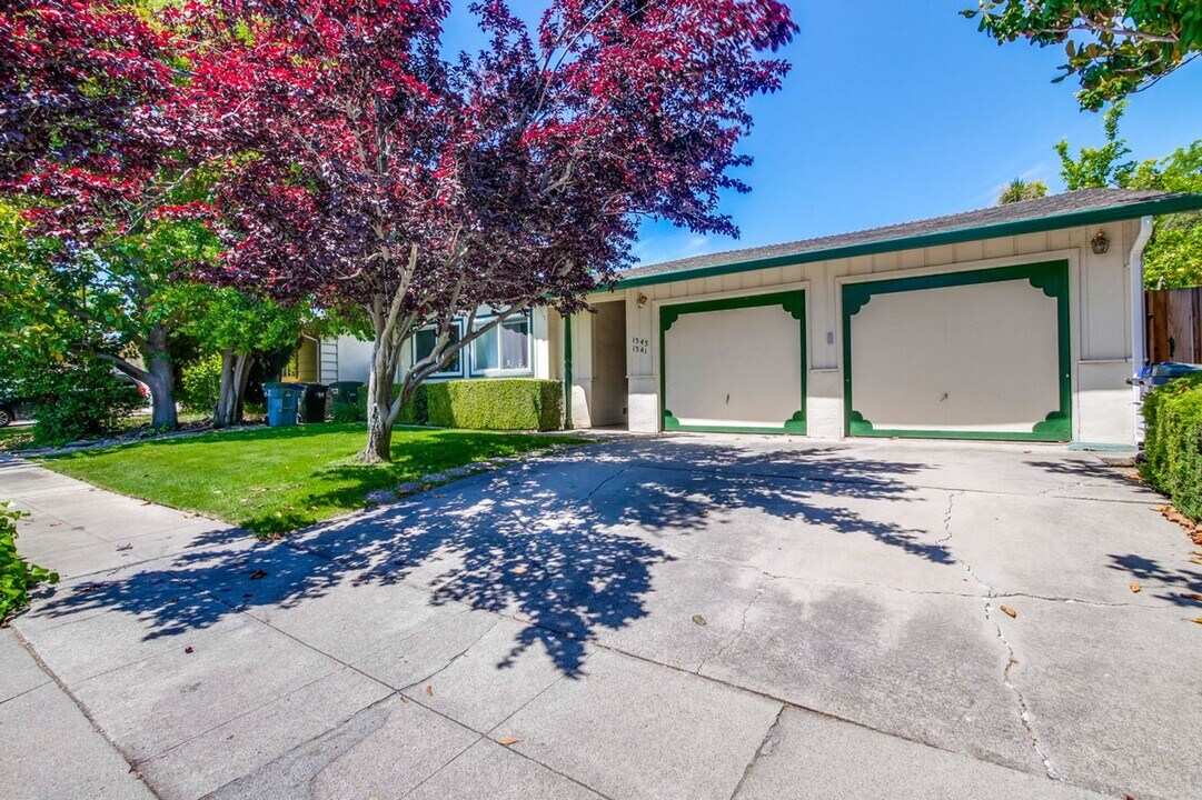 1341-1343 Kingfisher Way in Sunnyvale, CA - Building Photo