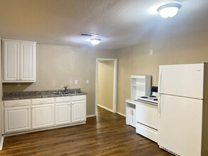 3716 N Elm St in Denton, TX - Foto de edificio - Building Photo