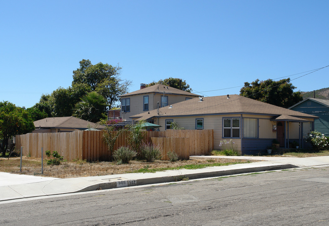 305-309 Walnut Dr in Ventura, CA - Building Photo