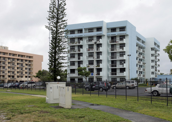 Robert Sharp Towers I in Miami, FL - Foto de edificio - Building Photo