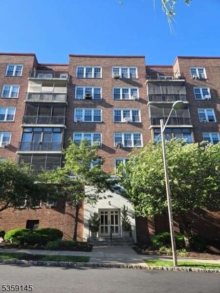 property at 5 Roosevelt Pl