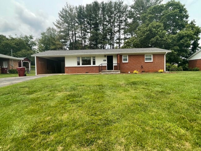 2204 Wyndale Rd in Johnson City, TN - Building Photo - Building Photo