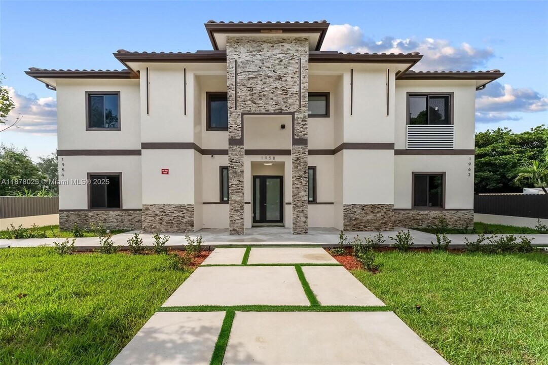 1962 NW 107th St in Miami, FL - Building Photo