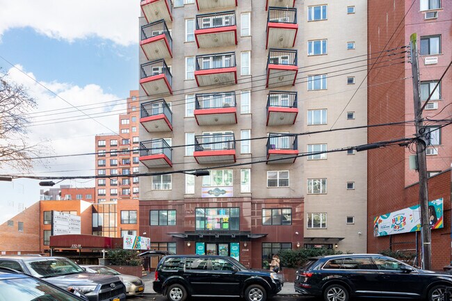 13218 41st Ave in Flushing, NY - Foto de edificio - Building Photo