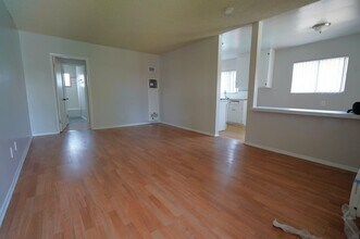 Dudley Manor in Pomona, CA - Foto de edificio - Interior Photo