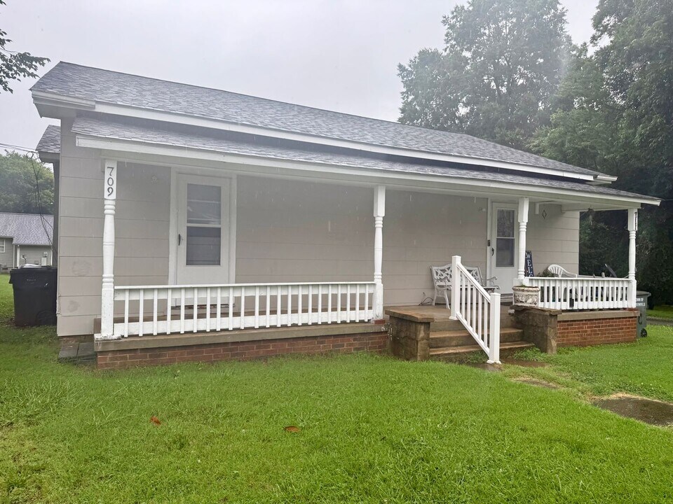709 E Joyner St in Gibsonville, NC - Foto de edificio