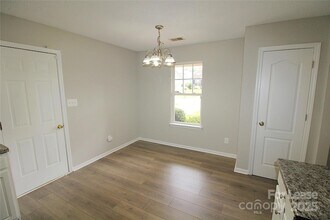 409 Peachtree Rd in Charlotte, NC - Foto de edificio - Building Photo