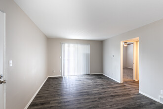 Mission Manor Apartments in Kansas City, KS - Building Photo - Interior Photo