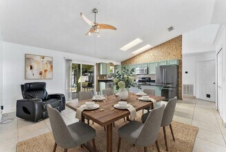 655 SE Ron Rico Terrace in Port St. Lucie, FL - Foto de edificio - Building Photo