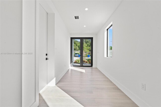 740 NW 24th Ct-Unit -2 in Miami, FL - Building Photo - Building Photo