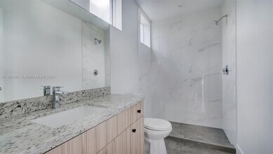 2010 SW 25th Ter in Miami, FL - Building Photo - Building Photo