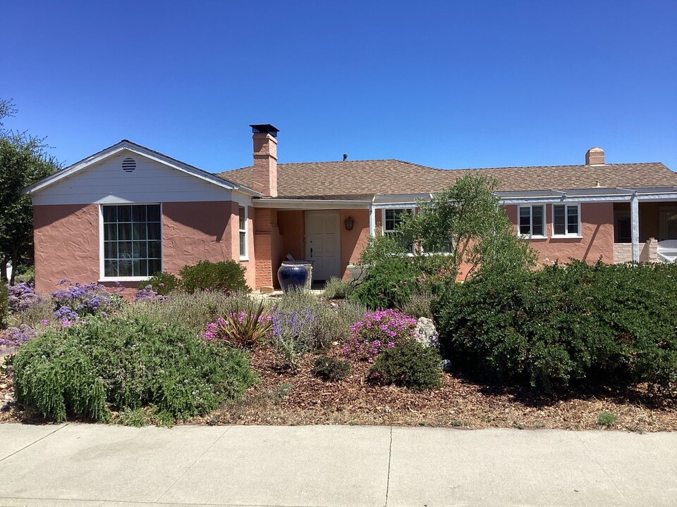 619 W Cypress Ave in Lompoc, CA - Building Photo