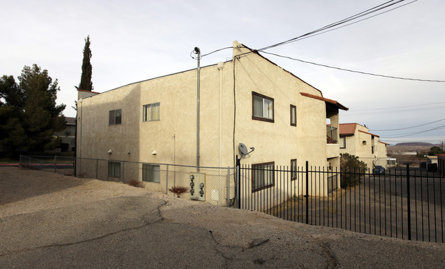 804 E Virginia Way in Barstow, CA - Foto de edificio - Building Photo