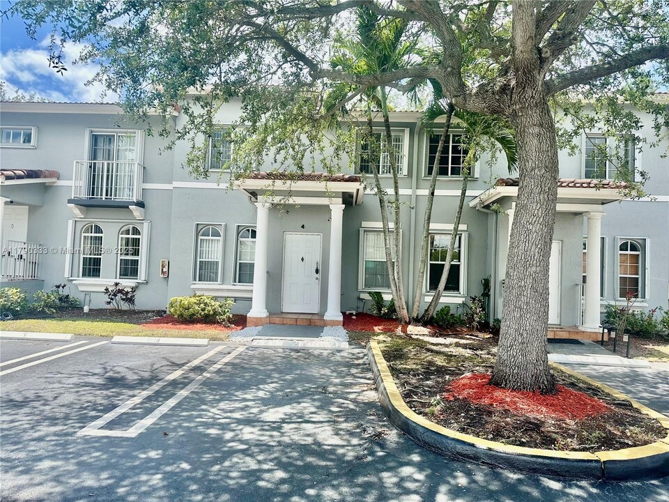 5225 NW 112th Ave in Doral, FL - Building Photo