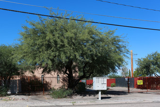 1443 N Sycamore Blvd in Tucson, AZ - Foto de edificio - Building Photo