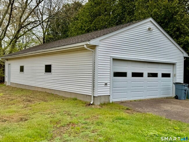 333 Lake Shore Dr in Colchester, CT - Building Photo - Building Photo