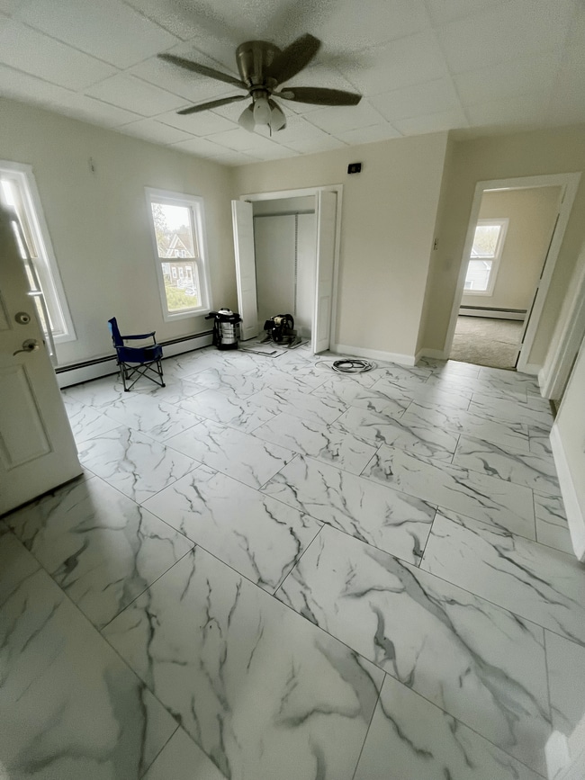 54 Clifford St, Unit 2 in Taunton, MA - Foto de edificio - Building Photo