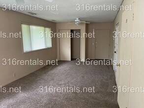 110 Cherry Hills Ct in Hesston, KS - Building Photo - Building Photo