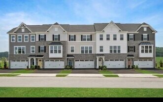 107 Leah Dr in Zelienople, PA - Building Photo