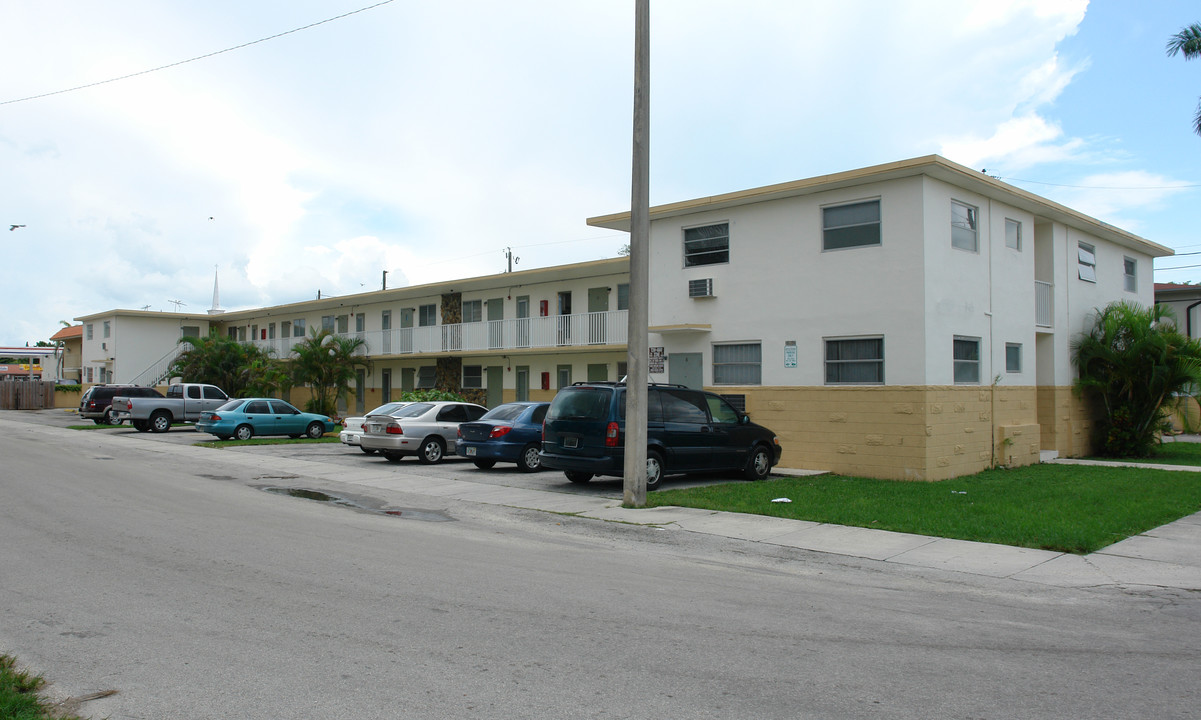 Apartamentos Diego in Miami, FL - Foto de edificio