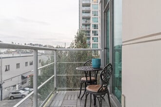 168e Esplanade Ave in North Vancouver, BC - Building Photo - Building Photo