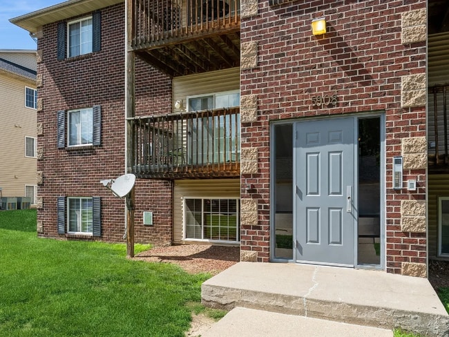 5908 Sutton Pl in Urbandale, IA - Building Photo - Building Photo