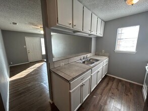 518 Briggs St in San Antonio, TX - Building Photo - Interior Photo