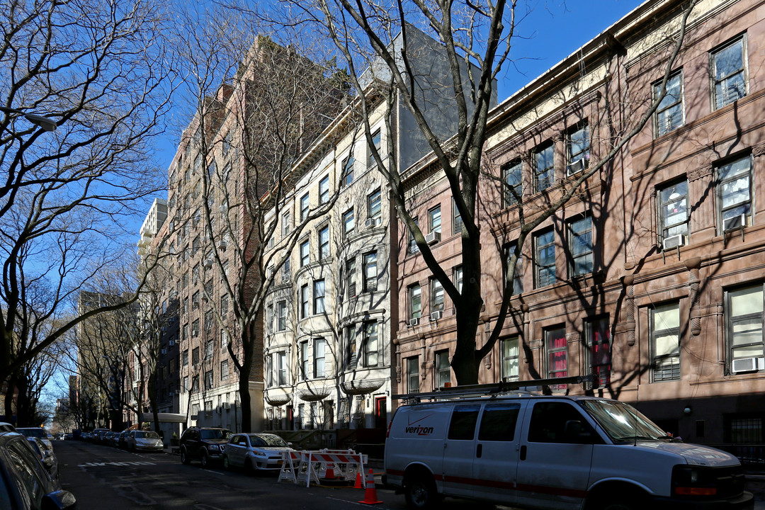 23 W 90th St in New York, NY - Building Photo