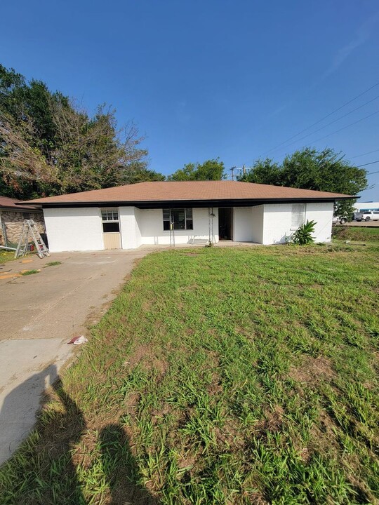 400 Main St in Kaufman, TX - Building Photo