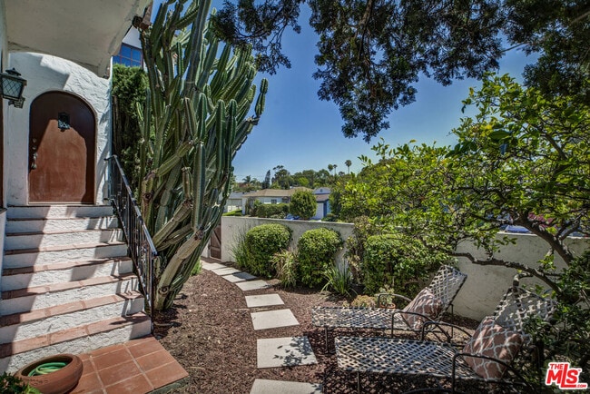 2433 W Silver Lake Dr in Los Angeles, CA - Building Photo - Building Photo