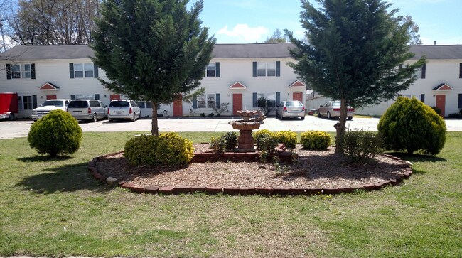 650 S Main St in Mooresville, SC - Building Photo - Building Photo