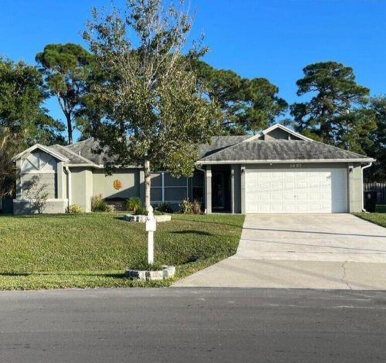 1697 SW Clover St in Port St. Lucie, FL - Building Photo