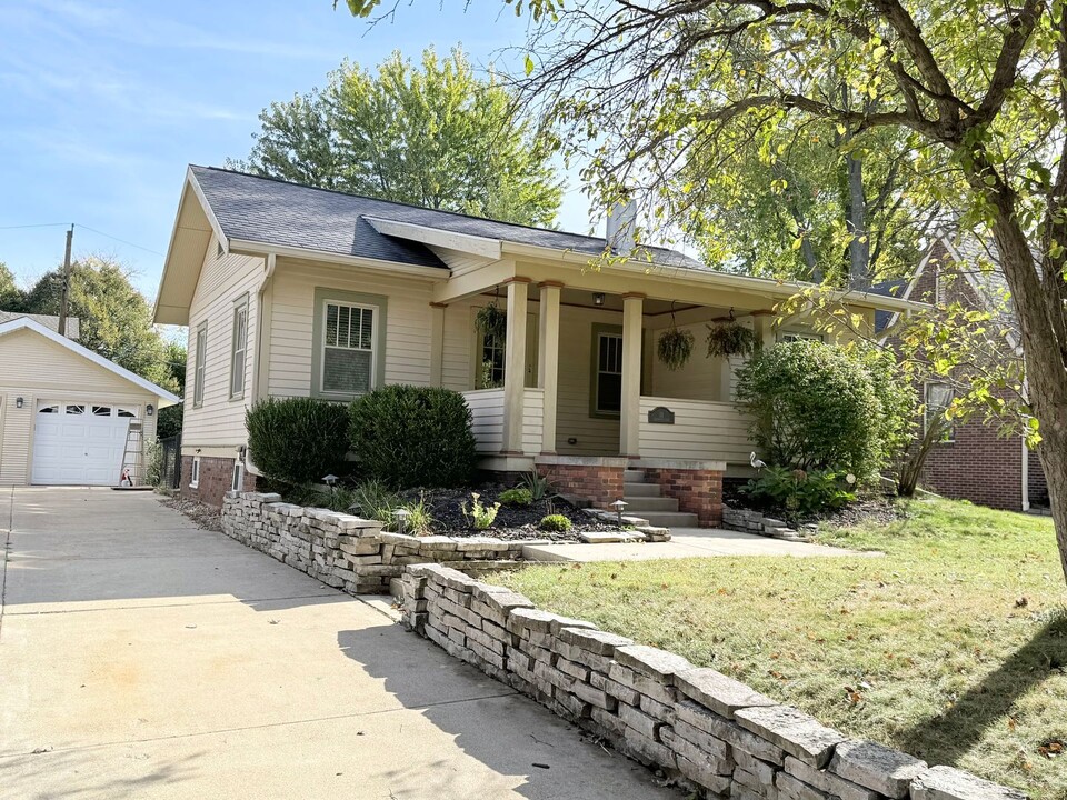 18 Harwood Pl in Bloomington, IL - Building Photo