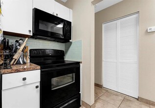121 NW 7th Ave in Dania Beach, FL - Building Photo - Building Photo