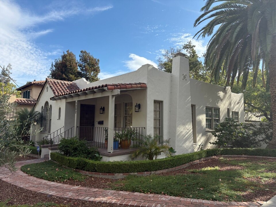 1202 Guinda St in Palo Alto, CA - Building Photo
