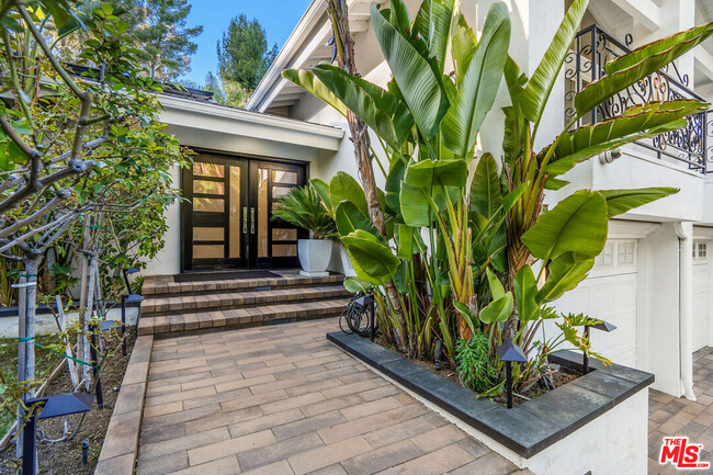19715 Greenbriar Dr in Los Angeles, CA - Building Photo - Building Photo