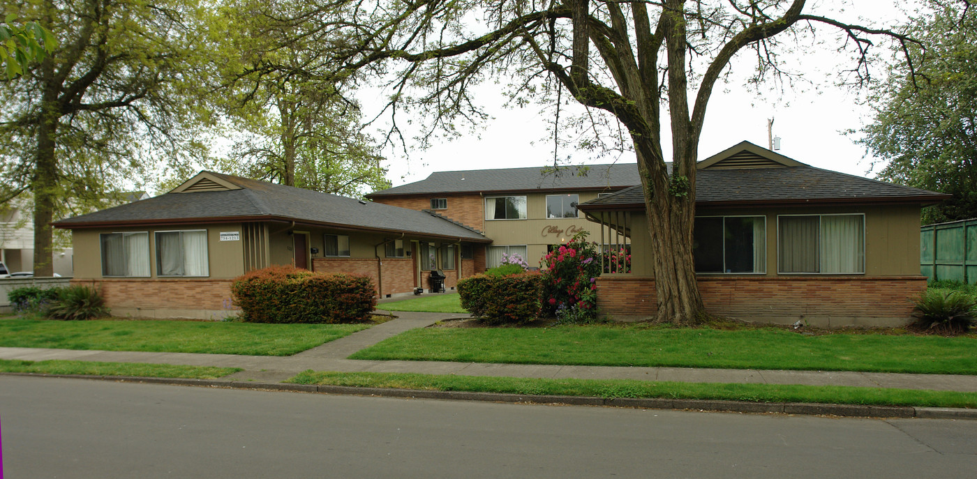 College Court Apartments in Corvallis, OR - Building Photo