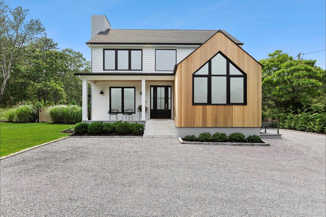 28 Canoe Place Rd in Hampton Bays, NY - Building Photo