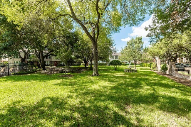 869 Wax Myrtle Ln in Houston, TX - Building Photo - Building Photo
