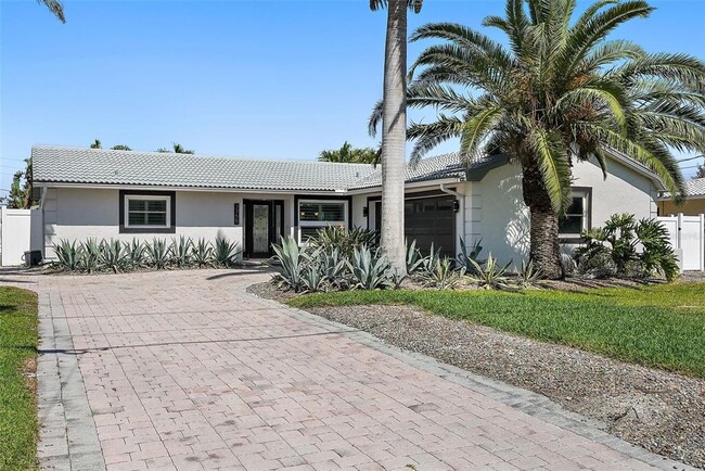 3755 Belle Vista Dr E in St Pete Beach, FL - Building Photo - Building Photo