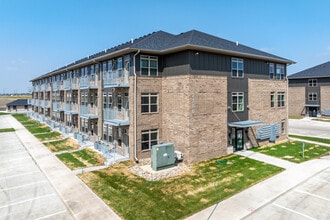 Brick Towne at Kettlestone in Waukee, IA - Foto de edificio - Building Photo