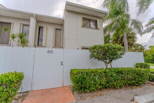 626 NE 195th St in Miami, FL - Building Photo
