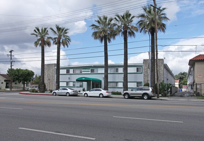 7507 Sepulveda Blvd in Van Nuys, CA - Foto de edificio - Building Photo