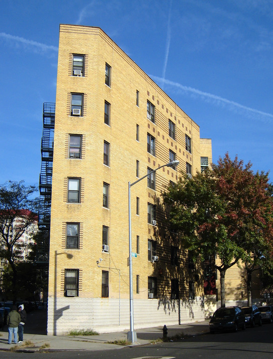 1495 Morris Ave in Bronx, NY - Foto de edificio