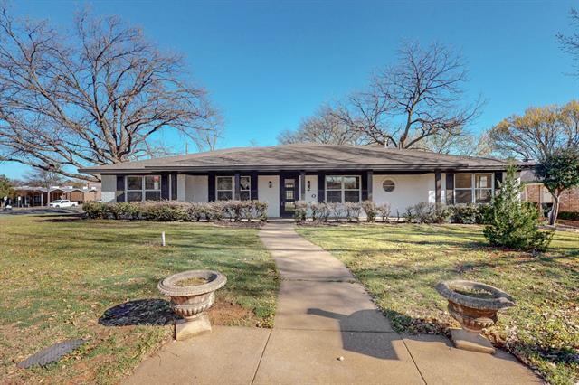 820 Bedford Ct W in Hurst, TX - Building Photo