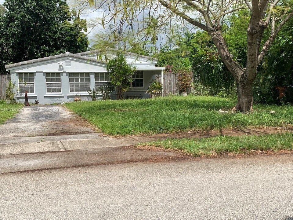 1335 NE 182nd St in North Miami Beach, FL - Building Photo