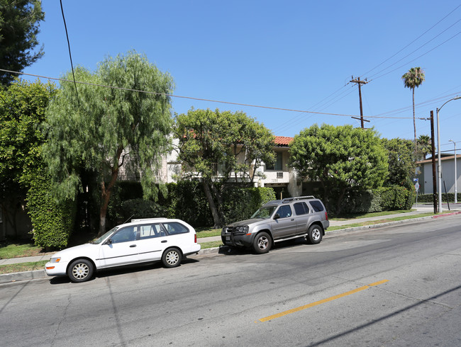 7055 Etiwanda Ave in Reseda, CA - Building Photo - Building Photo