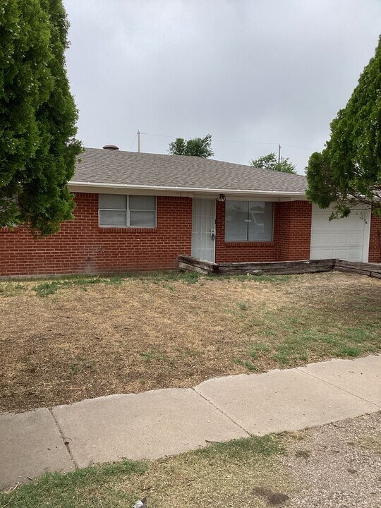 1701 W 17th St in Portales, NM - Building Photo