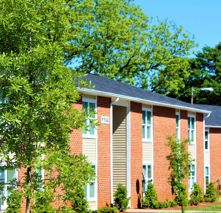 Lake Mist Apartments in Charlotte, NC - Building Photo