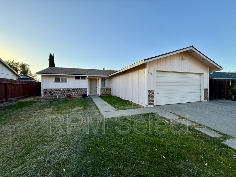 8337 Sutter Buttes Way in Sacramento, CA - Foto de edificio